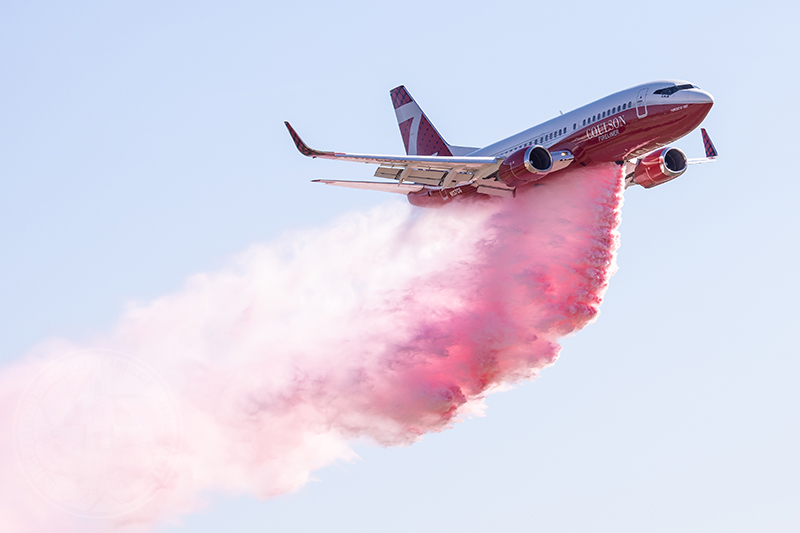 Collson fire fighting Boeing 737, makes a massive water drop cooling the crowd. J.Thow ©